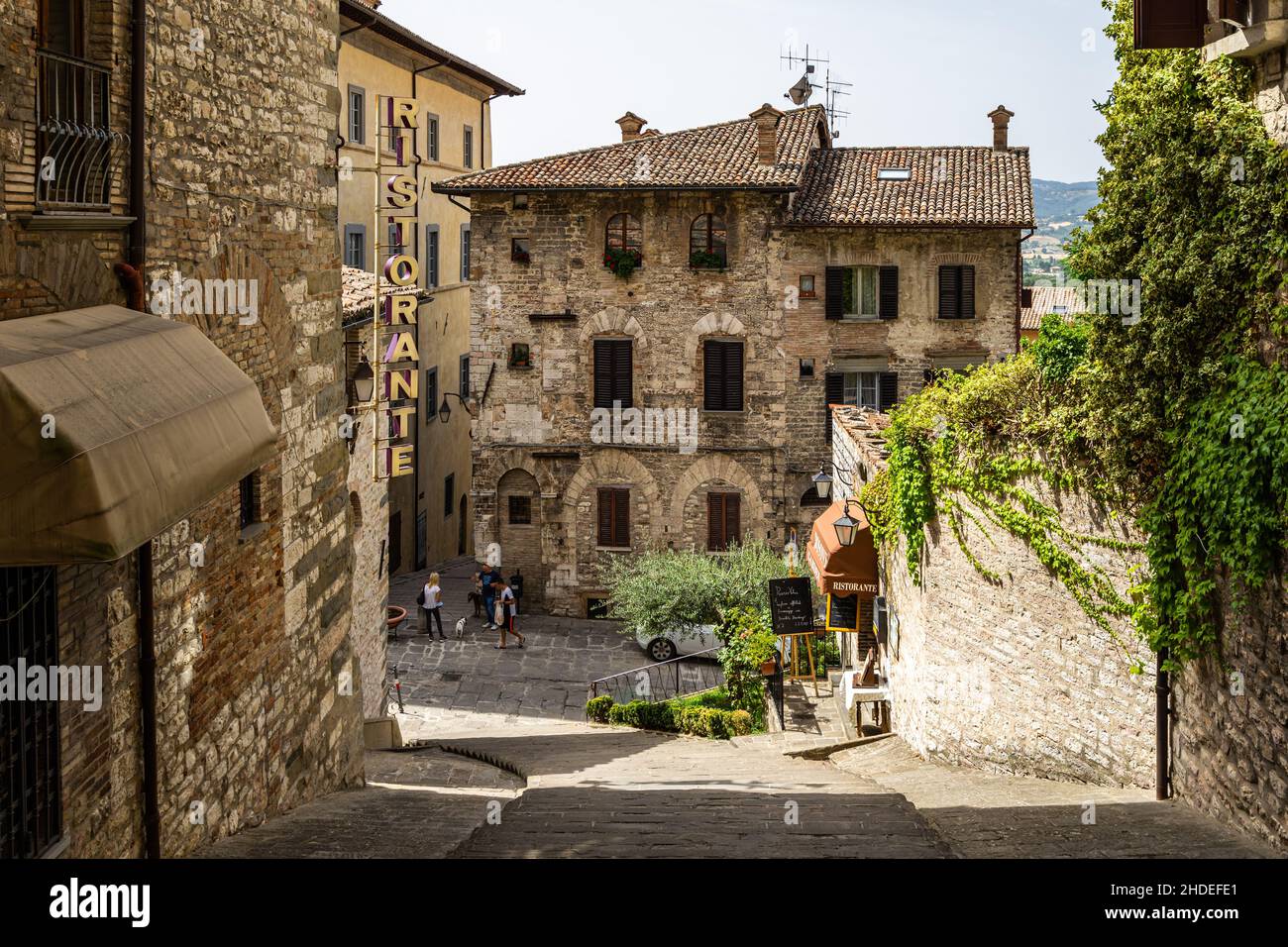 Eine typische mittelalterliche Fußgängerzone im historischen Zentrum von Gubbio. Gubbio, Umbrien, 2021. August Stockfoto