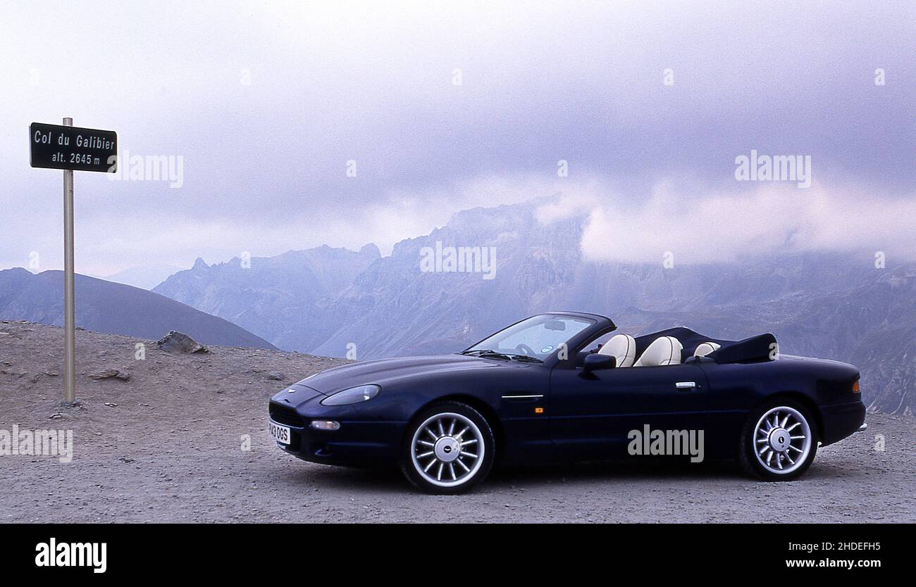 Roadtrip entlang der Route des Grandes Alpes, Autofahren auf dem Col Du Galibier France in einem 1996 Aston Martin DB7 Volante. Stockfoto