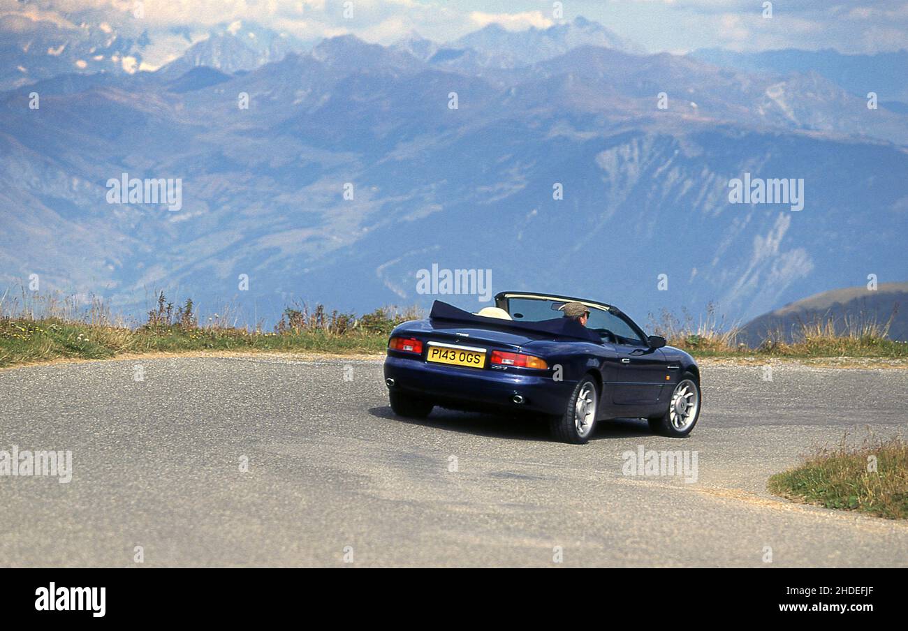 Roadtrip entlang der Route des Grandes Alpes. Fahren Sie auf dem Col De La Madeleine, Frankreich in einem 1996 Aston Martin DB7 Volante. Stockfoto