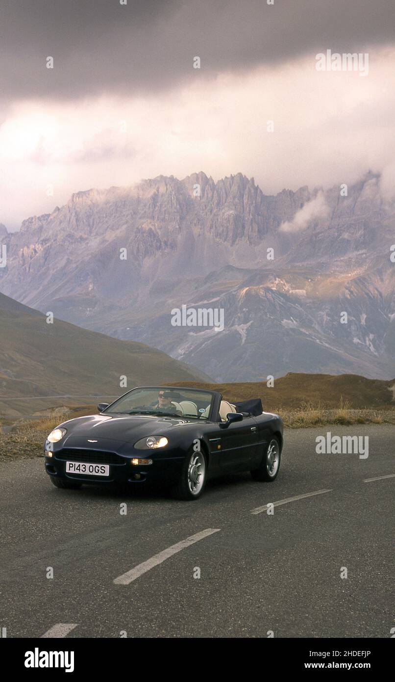 Roadtrip entlang der Route des Grandes Alpes. Fahren Sie auf dem Col De La Madeleine, Frankreich in einem 1996 Aston Martin DB7 Volante. Stockfoto