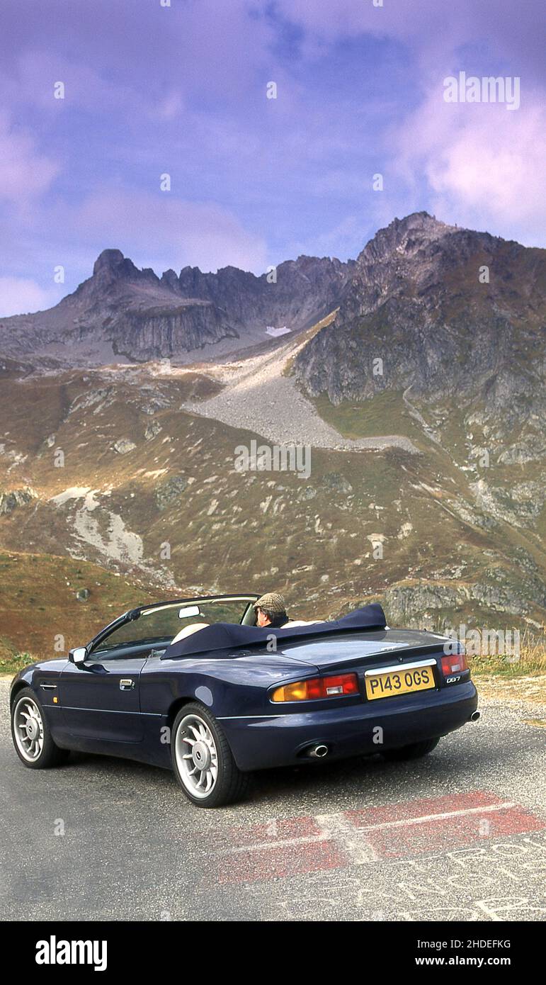 Roadtrip entlang der Route des Grandes Alpes. Fahren Sie auf dem Col De La Madeleine, Frankreich in einem 1996 Aston Martin DB7 Volante. Stockfoto