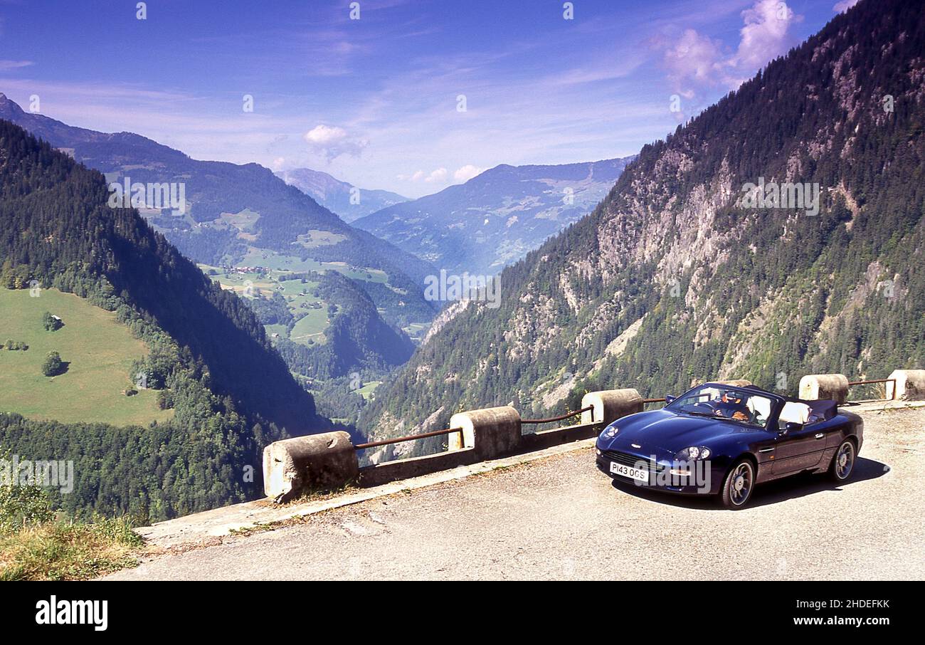 Roadtrip entlang der Route des Grandes Alpes. Fahren Sie auf dem Col De La Madeleine, Frankreich in einem 1996 Aston Martin DB7 Volante. Stockfoto