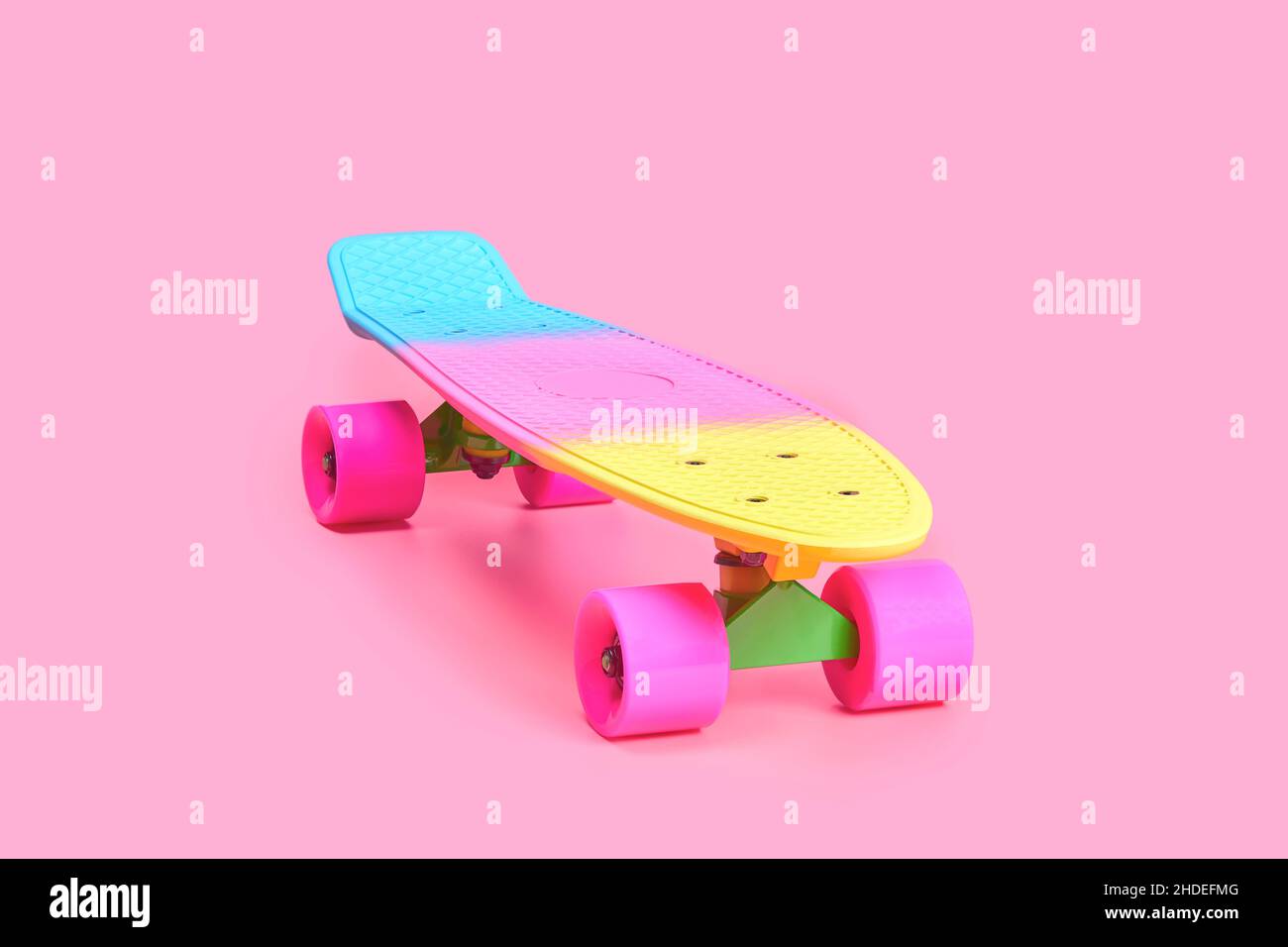 rainbow Kunststoff Penny Board Skateboard isoliert auf rosa Hintergrund Stockfoto