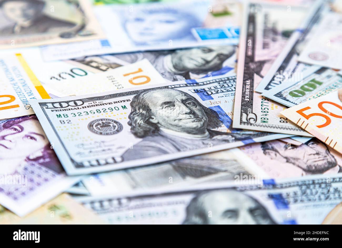 Banknote hundert US-Dollar auf dem Hintergrund von verschiedenen Geld. Geschäftskonzept Stockfoto
