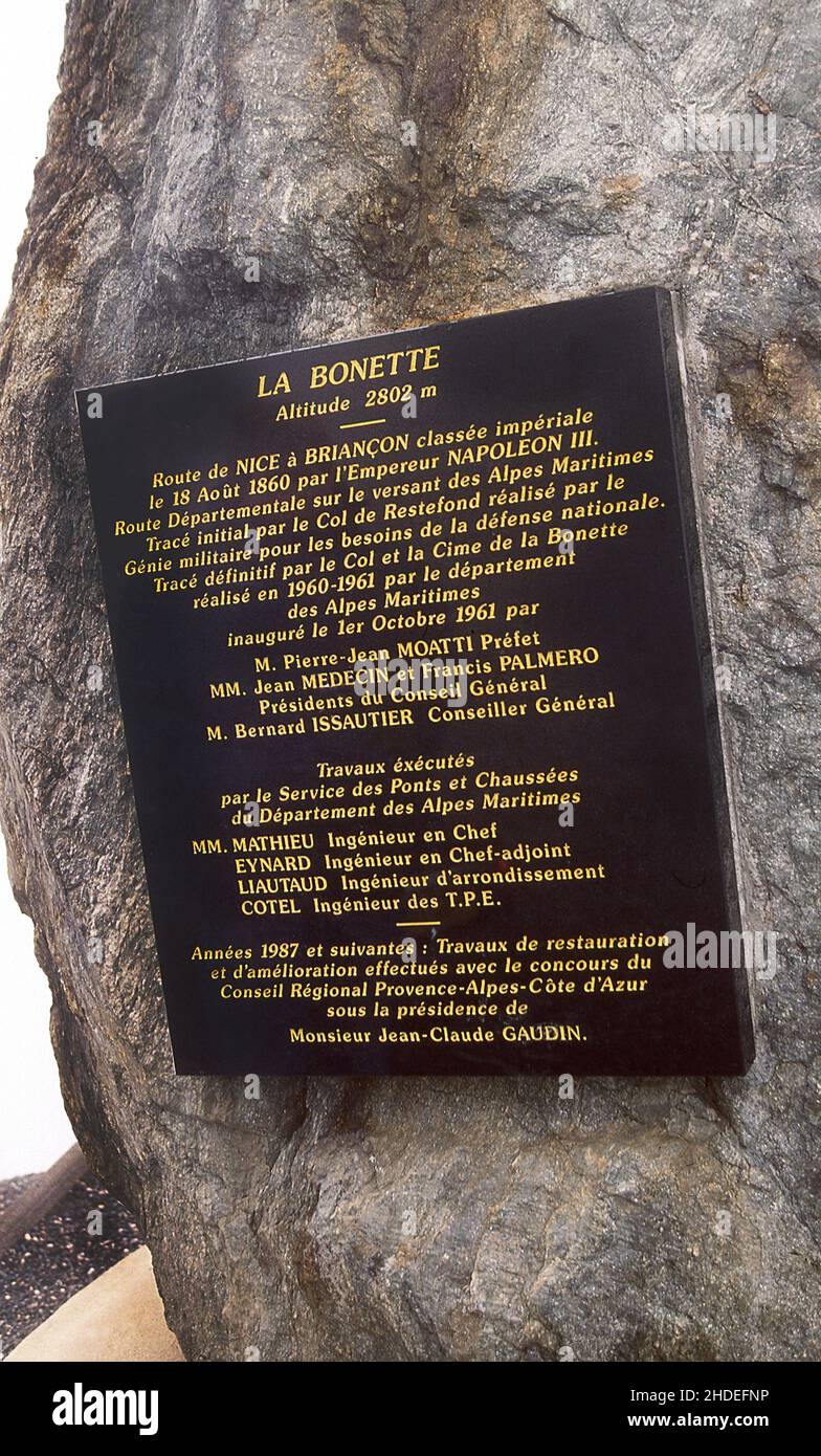 Roadtrip entlang der Route des Grandes Alpes, Col Bonette France in einem 1996 Aston Martin DB7 Volante. Stockfoto
