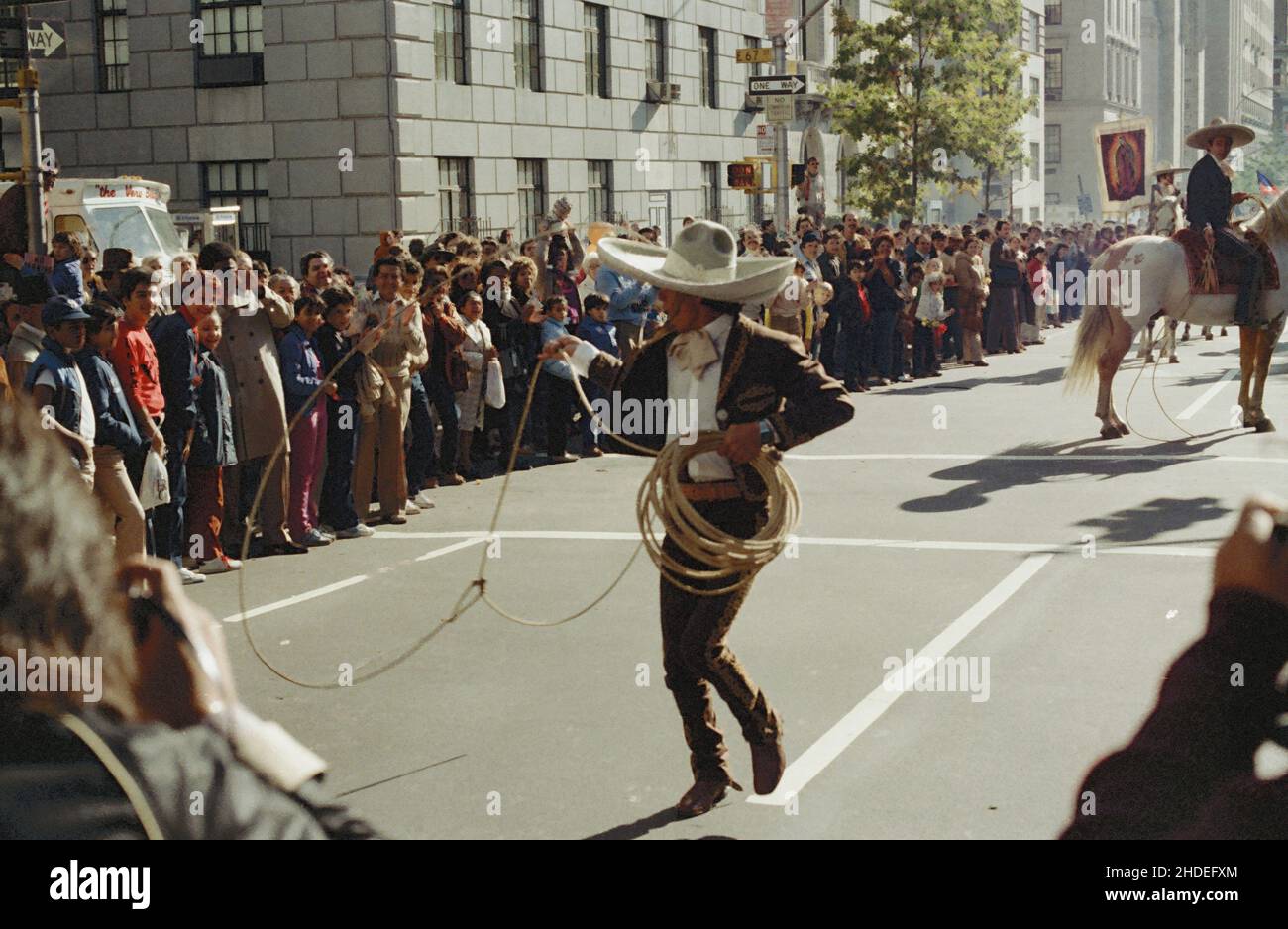 Ein Cowboy in mexikanischem Outfit schwingt sein Lasso während der Columbus Day Parade in den frühen achtziger Jahren in New York, USA Stockfoto