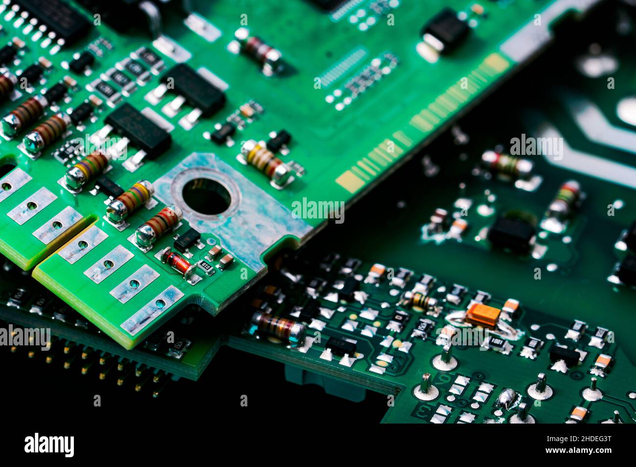 Elektronikplatine. Halbleiter-Motherboard-Technologie. Hauptplatine des Computers. Integrierter Halbleiter-Mikrochip auf Grün Stockfoto