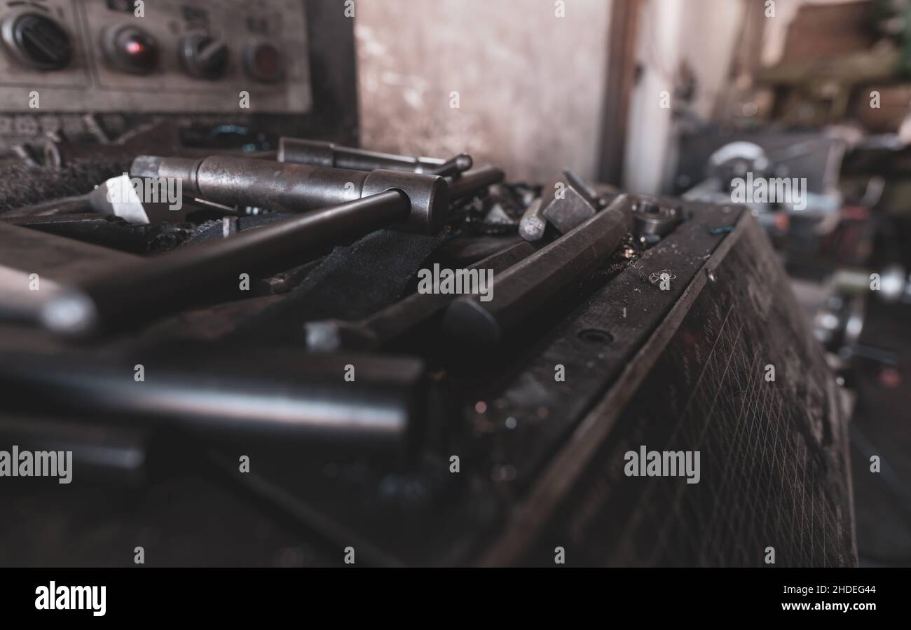 Selektiver Fokus auf Werkzeug zur Aufnahme des Werkstücks auf der Drehmaschine. Drehmaschine im Werk. Drehmaschine für die Metallbearbeitung. Schwere Maschinen Stockfoto