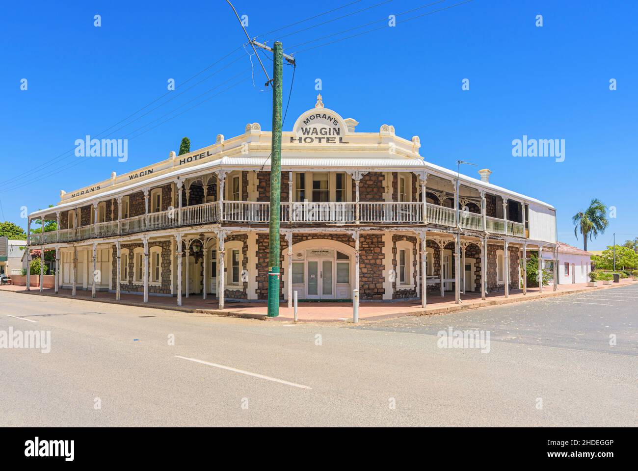 Moran's Wagin Hotel, ein ehemaliges Country Town Pub im filigranen Federation-Stil mit umlaufenden Verandas an der Hauptstraße von Wagin, Westaustralien Stockfoto
