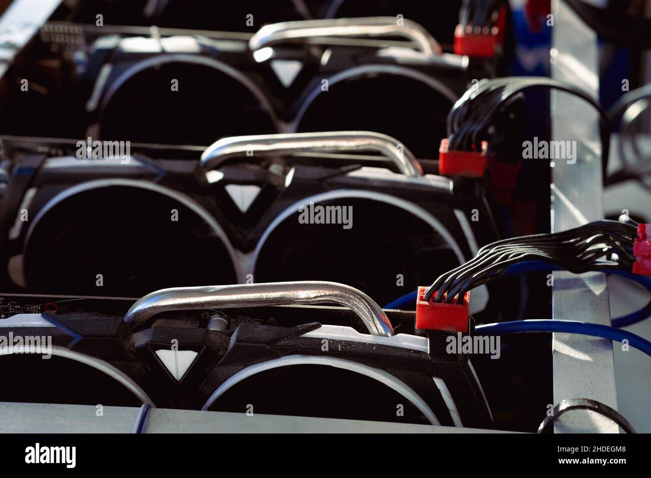 Bitcoin Bergbaufarm und Pandemie. Unser neues Leben. Hochwertige Fotos Stockfoto