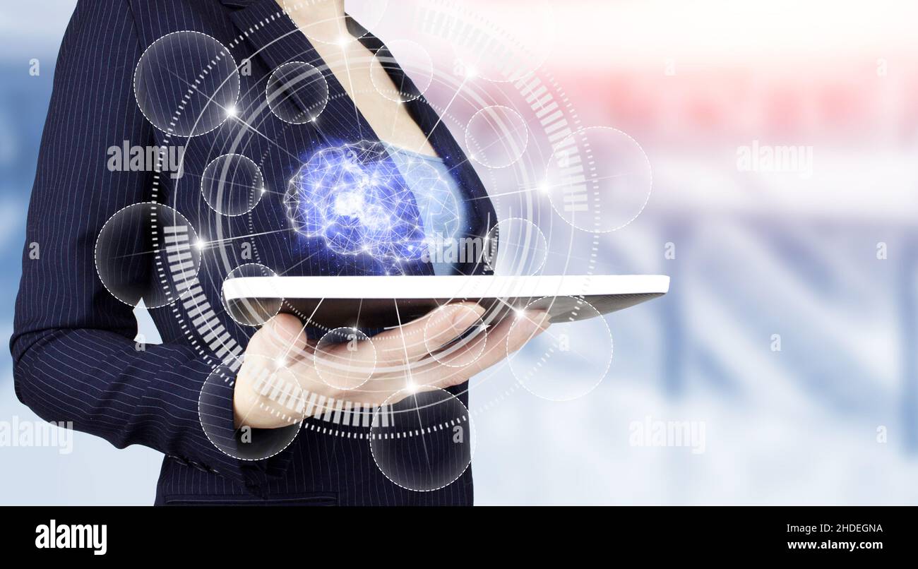 Digitales Gehirn Künstliche Intelligenz. Weißes Tablett mit Handgriff und digitalem Hologramm auf hellem, unscharfem Hintergrund. Wissenschaft und künstliche int Stockfoto