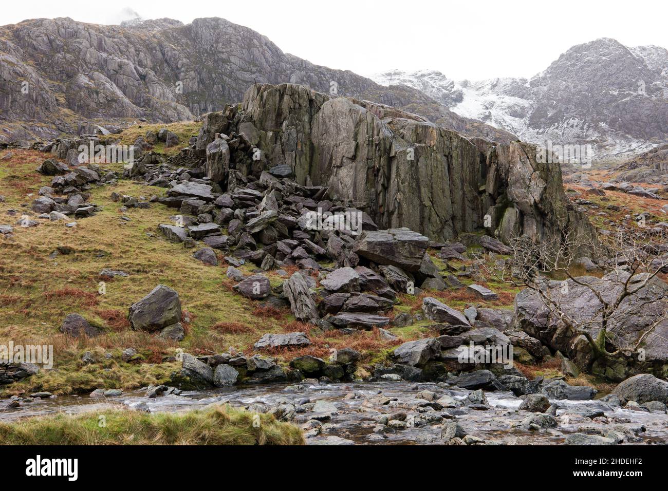 Hier ist eine Felsformation im Llanberis Pass im Snowdonia Nationalpark zu sehen. Diese uralten Felsen können bis zu 500 Millionen Jahre alt sein. Stockfoto