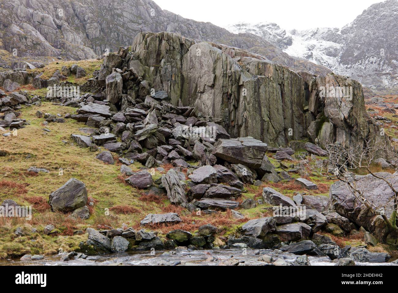 Hier ist eine Felsformation im Llanberis Pass im Snowdonia Nationalpark zu sehen. Diese uralten Felsen können bis zu 500 Millionen Jahre alt sein. Stockfoto