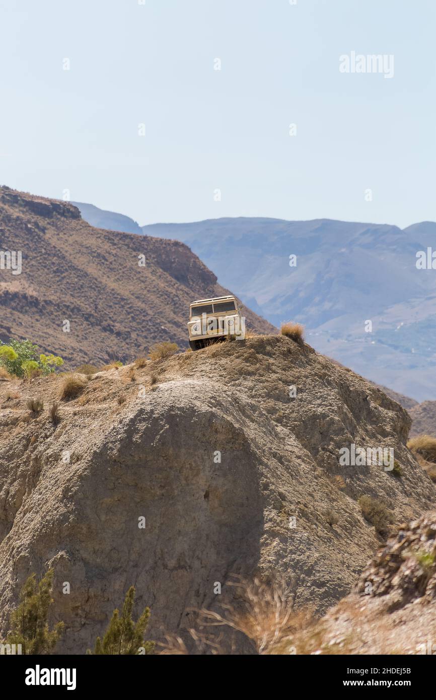 Alméria Spanien - 09 15 2021: Blick von allen Geländewagen auf den Berg, Alméria trockene Wüste Gelände... Stockfoto