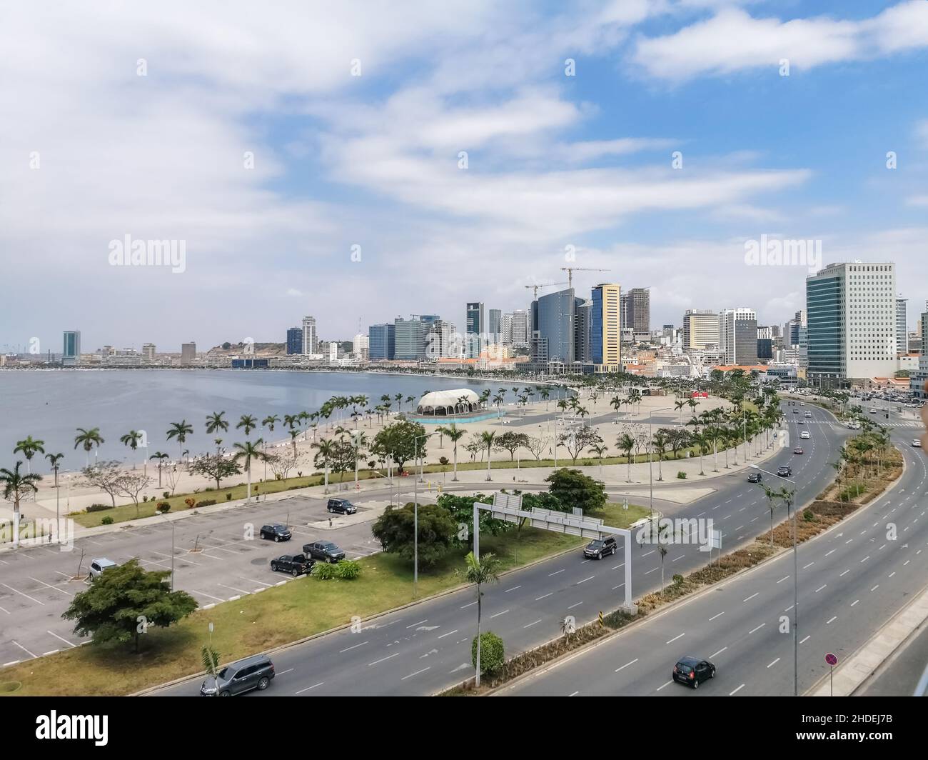 Luanda Angola - 10 13 2021: Luftaufnahme der Innenstadt von Luanda, Bucht, Cabo Island und Hafen von Luanda, marginale und zentrale Gebäude, in Angola Stockfoto