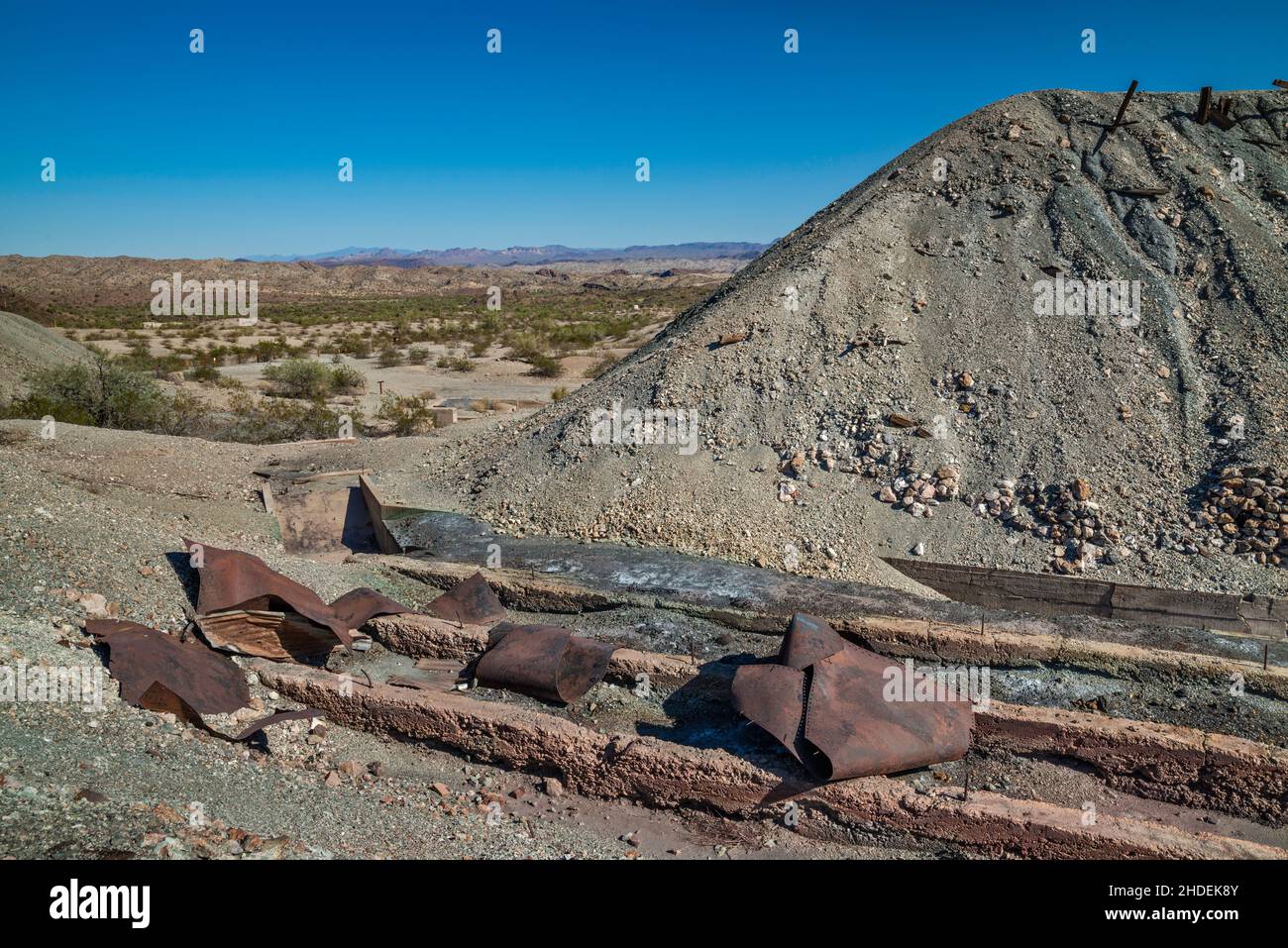 Abfallgesteinsrückstände in der Nähe der Kupferschmelze im Swansea Copper Mining Townsite, Buckskin Mountains, Sonoran Desert, Arizona, USA Stockfoto