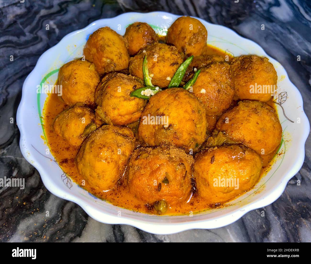 Dum Aloo ist ein köstliches Rezept von Baby-Kartoffeln in einer Soße oder Sauce gekocht Stockfoto