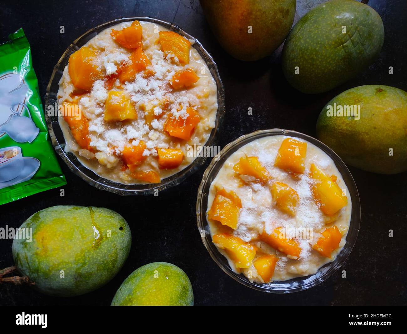 AAM Doi Chire bedeutet wörtlich Mango, Joghurt und geschlagener Reis. Es mag Ihnen nur drei verschiedene Zutaten vorkommen Stockfoto