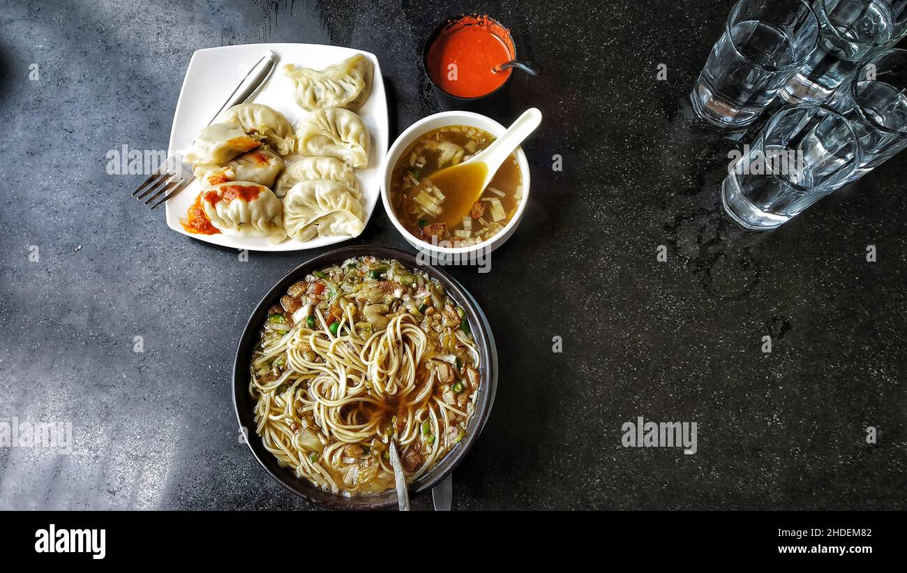 Momo und Thukpa ist eine Art von mit Dampf gefüllten Knödel aus Ost- und Südasien, die auf dem indischen Subkontinent und den Himalaya-Regionen von Süd-A beliebt ist Stockfoto