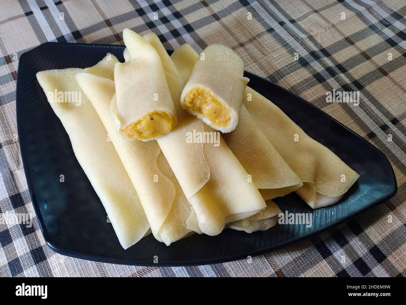 Patishapta ist eine Art von Pithe. Es ist eine leichte crêpe, die entweder mit Kheer oder einer Kokos-und-gur-Mischung gefüllt ist Stockfoto