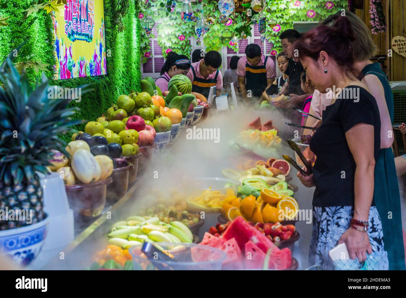 XI'AN, CHINA - 6. AUGUST 2018: Frischobst im muslimischen Viertel von Xi'an, China Stockfoto