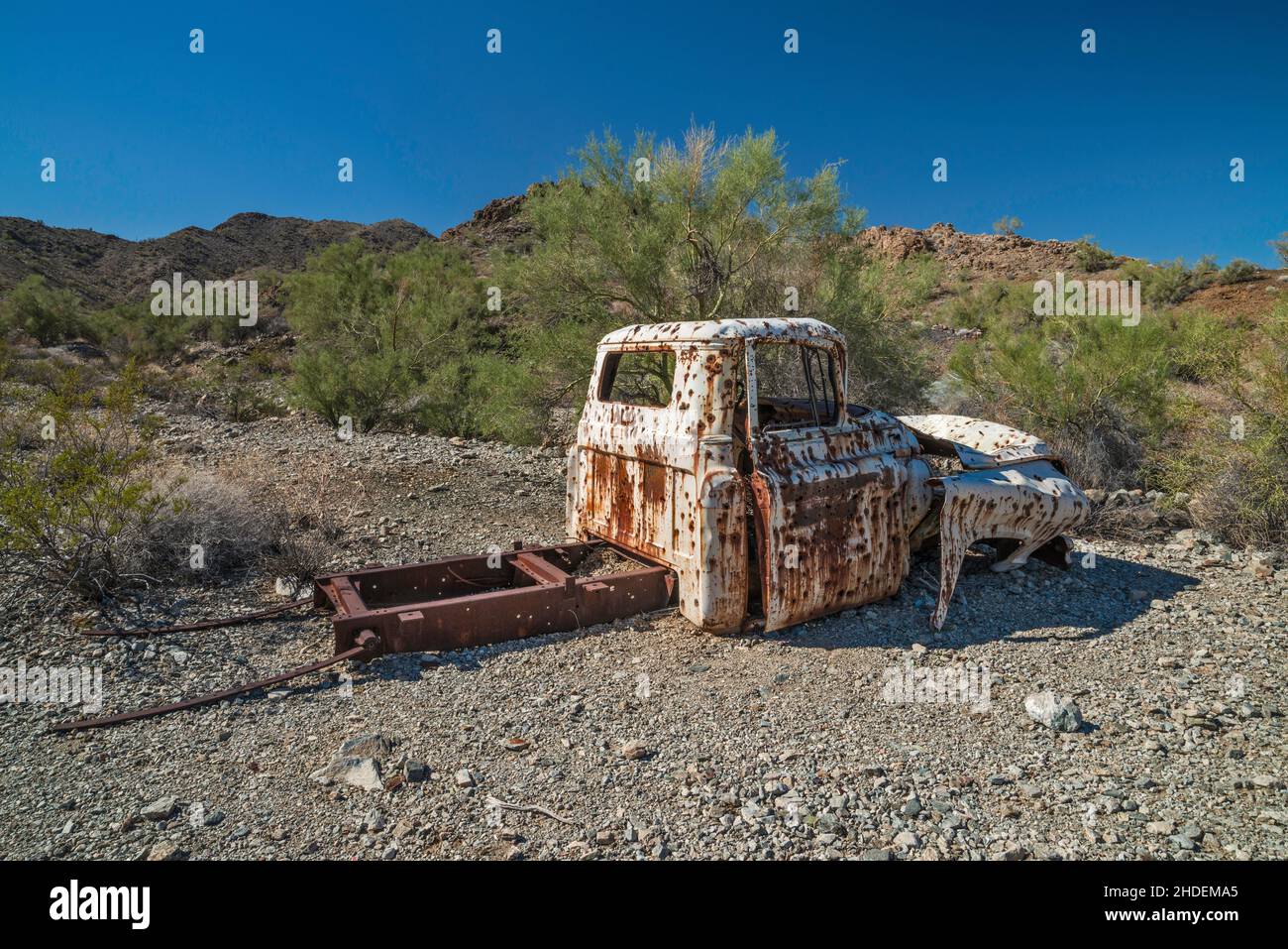 Altes LKW-Abholwrack, durchlöchert mit Einschusslöchern, in Swansea Copper Mining Townsite, Buckskin Mountains, Sonoran Desert, Arizona, USA Stockfoto