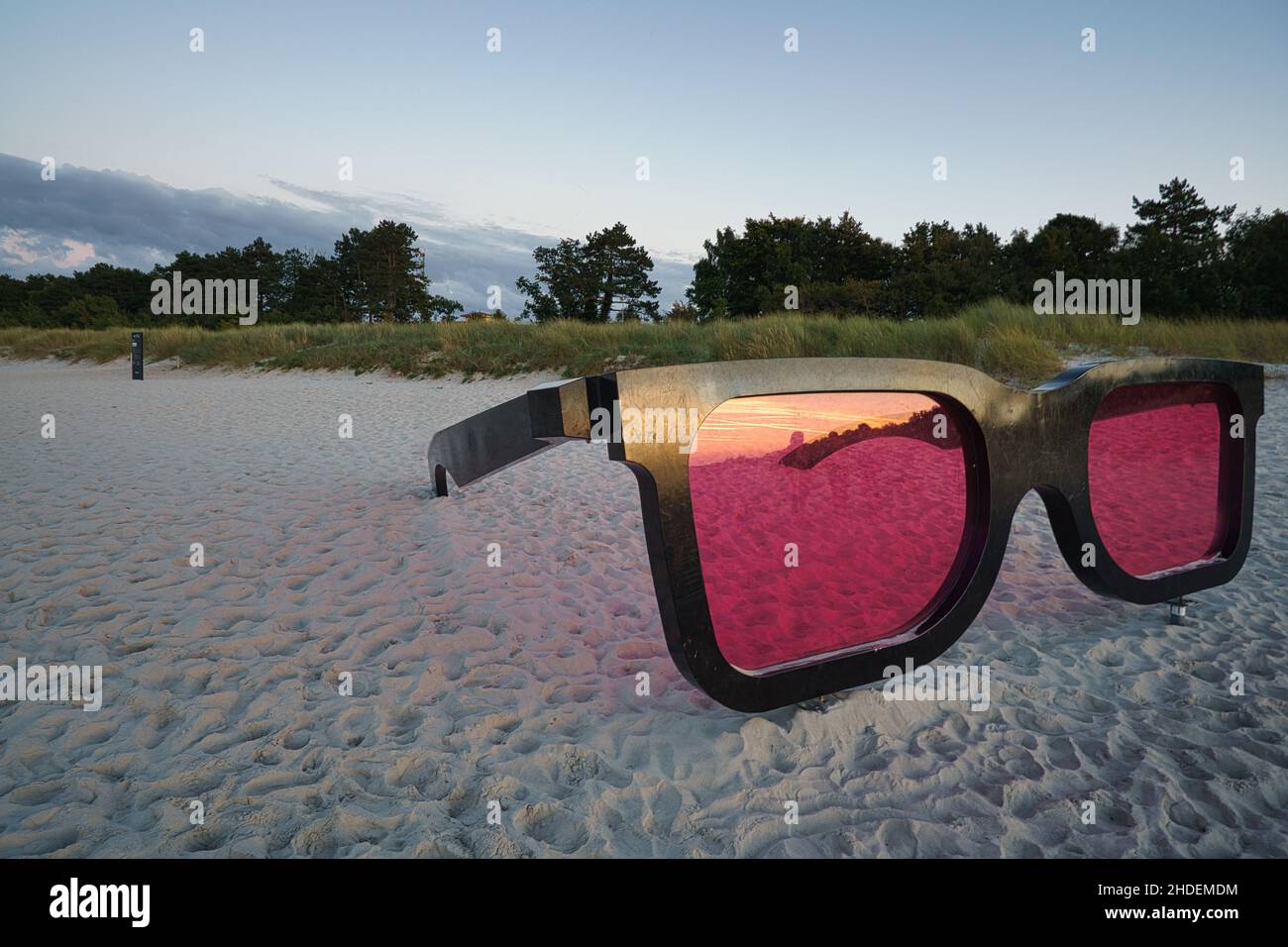 Sonnenbrillen als Fotomotiv am Ostseestrand in Zingst. Beliebter Fotospot im Sand Stockfoto