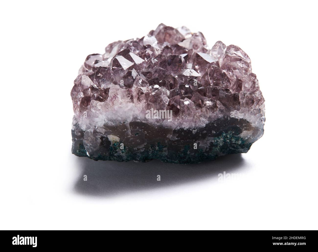 Natürlicher Amethyst-Cluster isoliert auf weißem Hintergrund. Esoterisches Magisches Konzept. Stockfoto