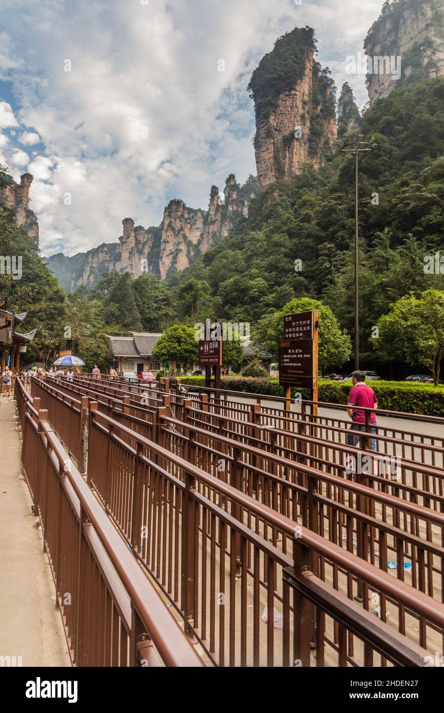 WULINGYUAN, CHINA - 9. AUGUST 2018: Wartebereich für den Bailong Hundert Drachen Aufzug im Zhangjiajie National Forest Park in der Provinz Hunan, China Stockfoto