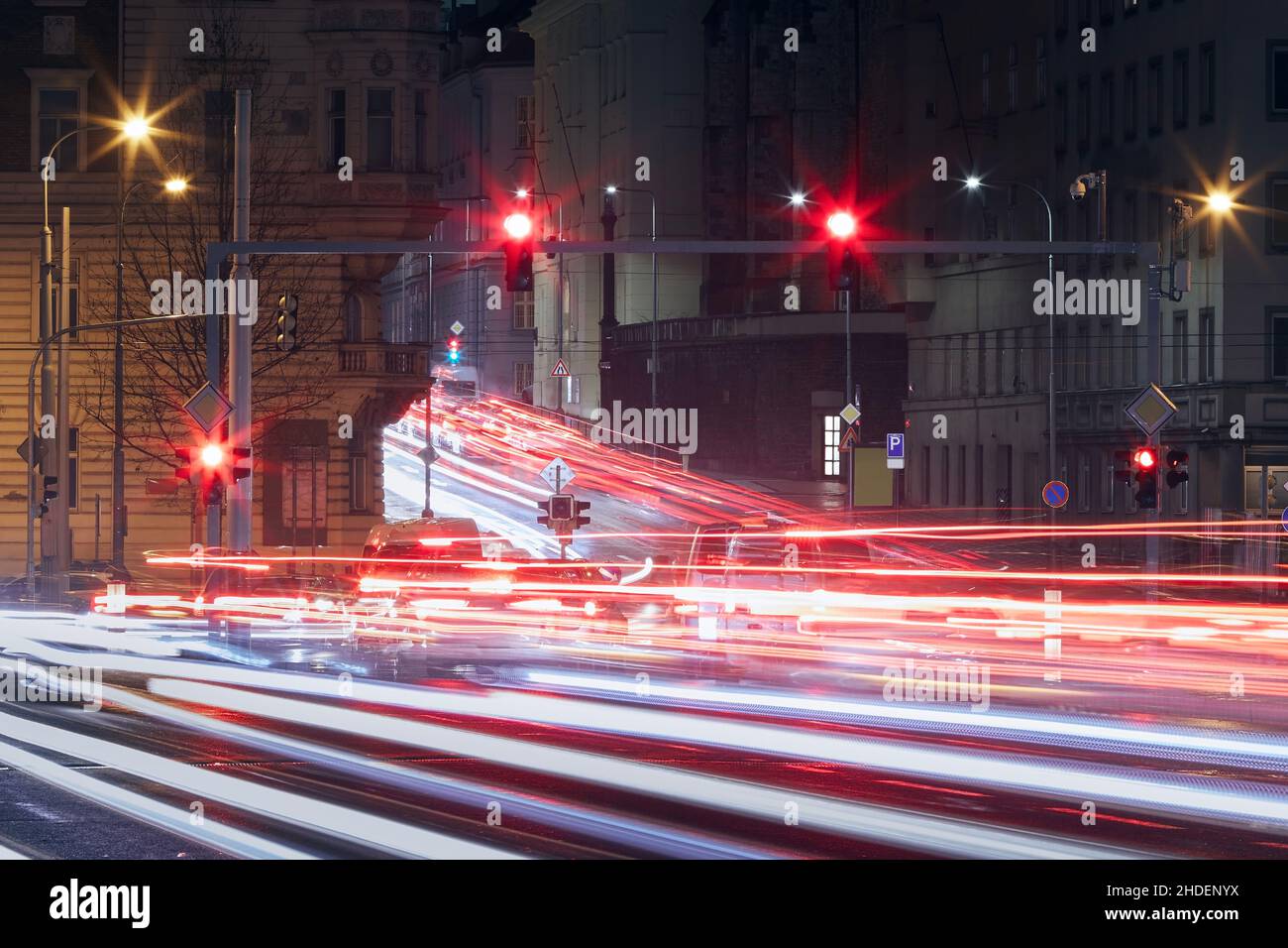 Rotes Signal auf Ampel und leichte Spur von Autos während Stau. Nachts ist die Straße sehr belebt. Prag, Tschechische Republik Stockfoto
