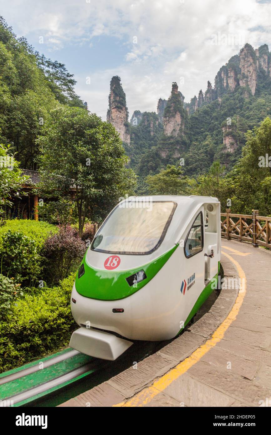 WULINGYUAN, CHINA - 9. AUGUST 2018: Monorail Mini Train in Wulingyuan Scenic and Historic Interest Area im Zhangjiajie National Forest Park in Hunan p Stockfoto