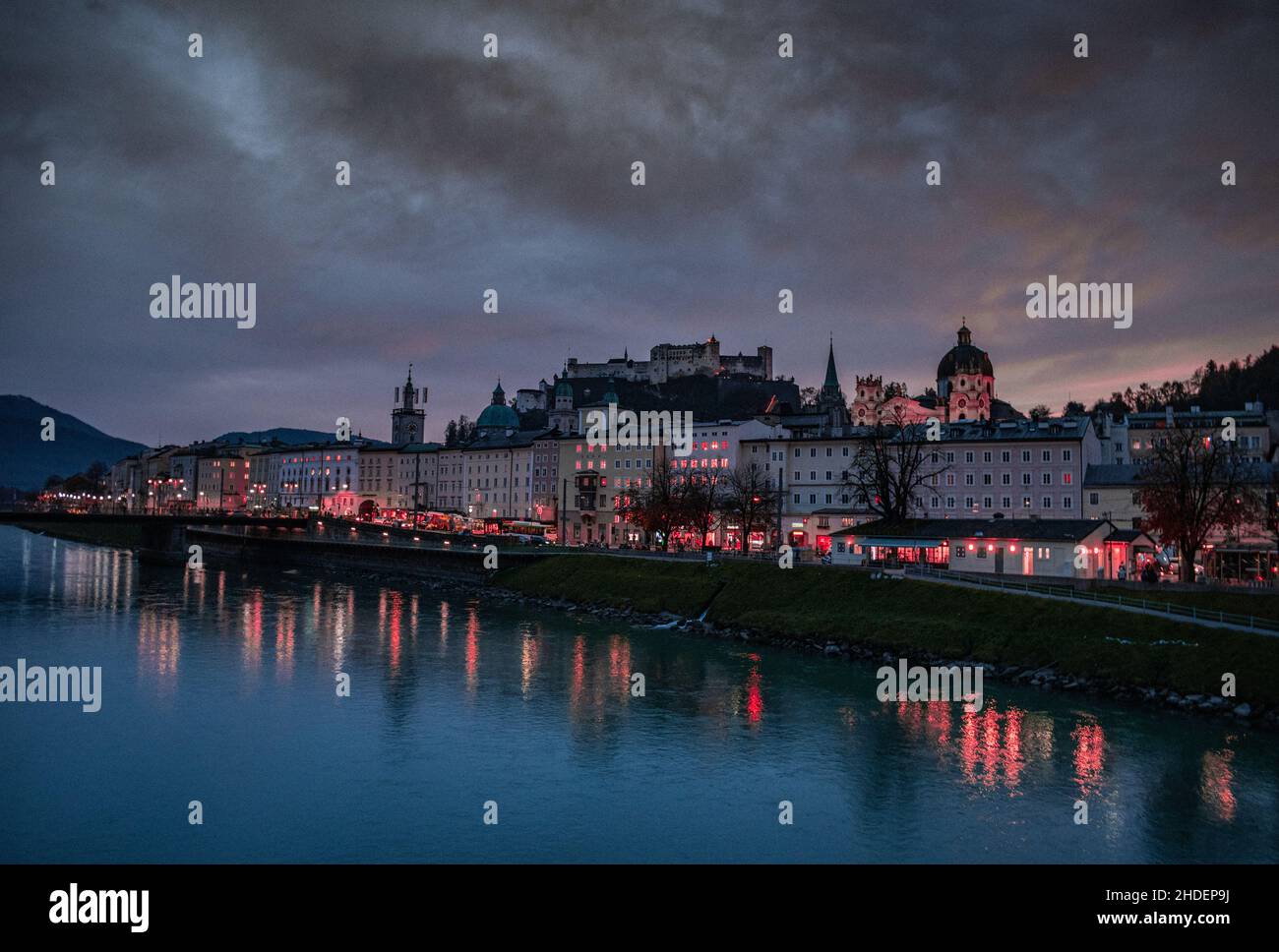 Blick auf das Salzburger Schloss und die Altstadt, Österreich Stockfoto