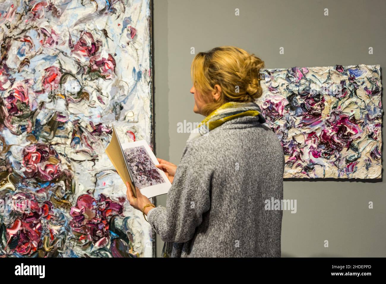 Edinburgh, Schottland, Großbritannien, 6th. Januar 2021. Geoff Uglow Ausstellung: Eine neue Ausstellung mit stark impasto Gemälden des Künstlers George Uglow eröffnet heute. Im Bild: Eine Mitarbeiterin der Scottish Gallery, Fiona Hamilton, bewundert eines der dramatischen Gemälde Stockfoto