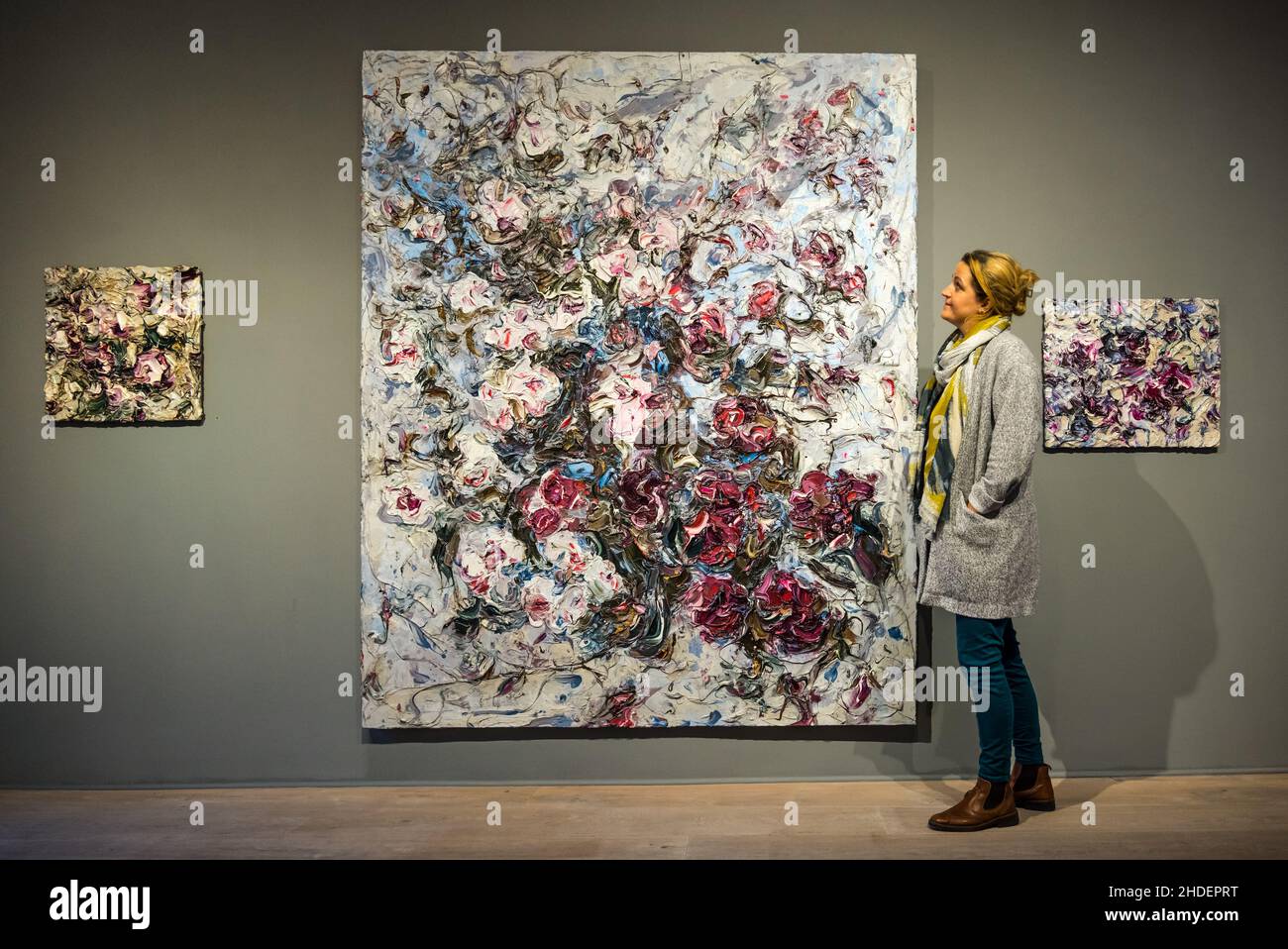 Edinburgh, Schottland, Großbritannien, 6th. Januar 2021. Geoff Uglow Ausstellung: Eine neue Ausstellung mit stark impasto Gemälden des Künstlers George Uglow eröffnet heute. Im Bild: Eine Mitarbeiterin der Scottish Gallery, Fiona Hamilton, bewundert eines der dramatischen Gemälde Stockfoto