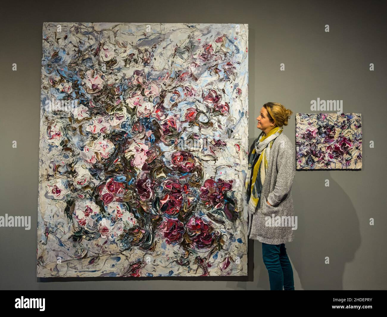 Edinburgh, Schottland, Großbritannien, 6th. Januar 2021. Geoff Uglow Ausstellung: Eine neue Ausstellung mit stark impasto Gemälden des Künstlers George Uglow eröffnet heute. Im Bild: Eine Mitarbeiterin der Scottish Gallery, Fiona Hamilton, bewundert eines der dramatischen Gemälde Stockfoto