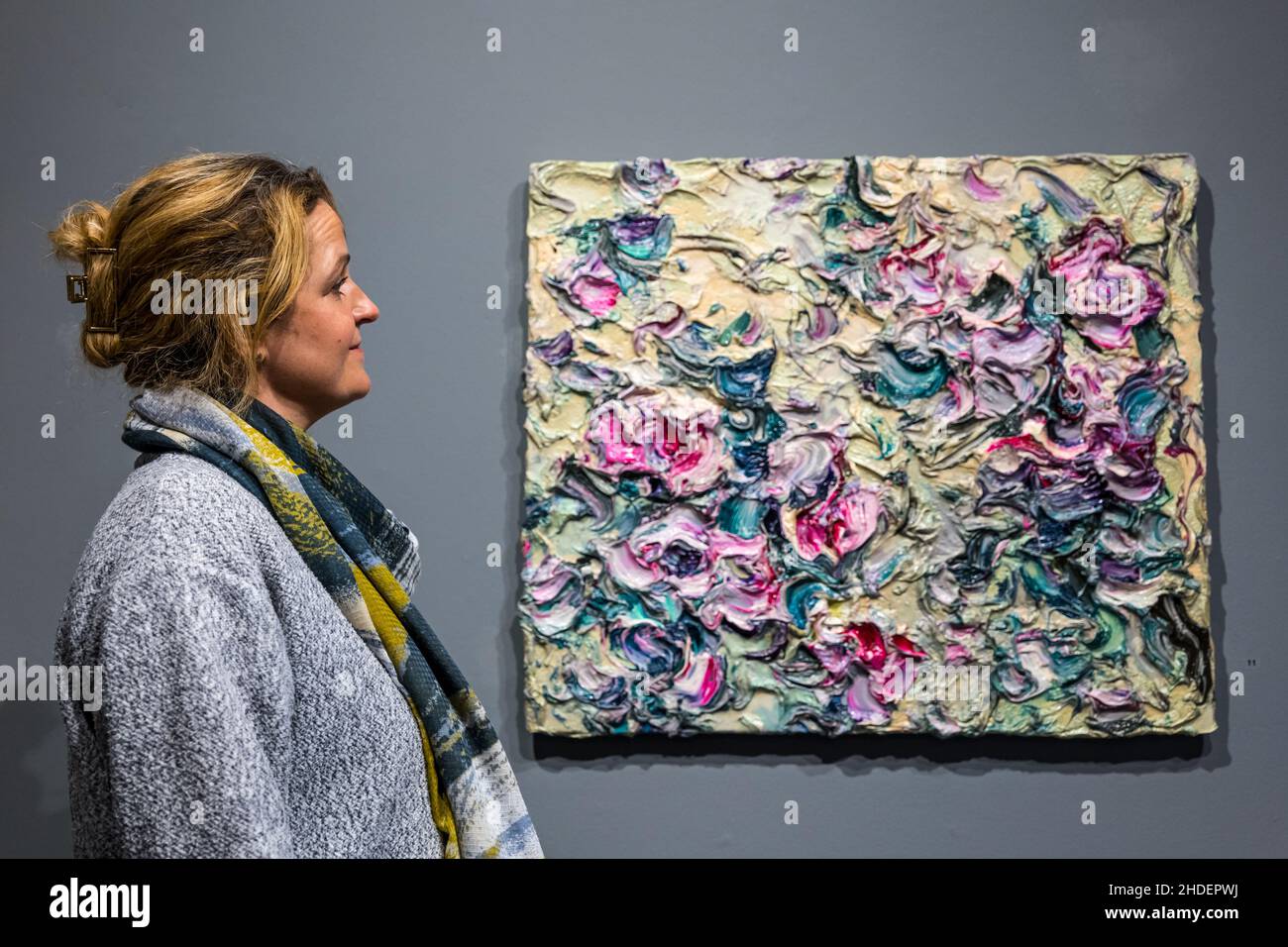 Edinburgh, Schottland, Großbritannien, 6th. Januar 2021. Geoff Uglow Ausstellung: Eine neue Ausstellung mit stark impasto Gemälden des Künstlers George Uglow eröffnet heute. Im Bild: Eine Mitarbeiterin der Scottish Gallery, Fiona Hamilton, bewundert eines der dramatischen Gemälde Stockfoto