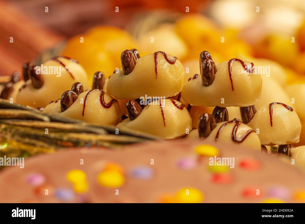 Selektive Fokusaufnahme von weißem und dunklem Schokoladenmousse in einem Süßwarenladen Stockfoto