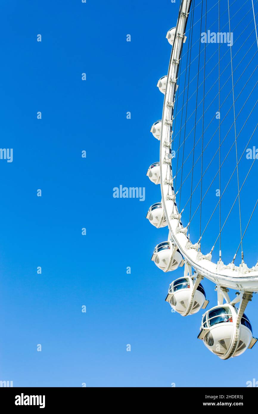 Weißes Riesenrad mit blauem Himmelshintergrund, fotografiert in Las Vegas, Nevada Stockfoto