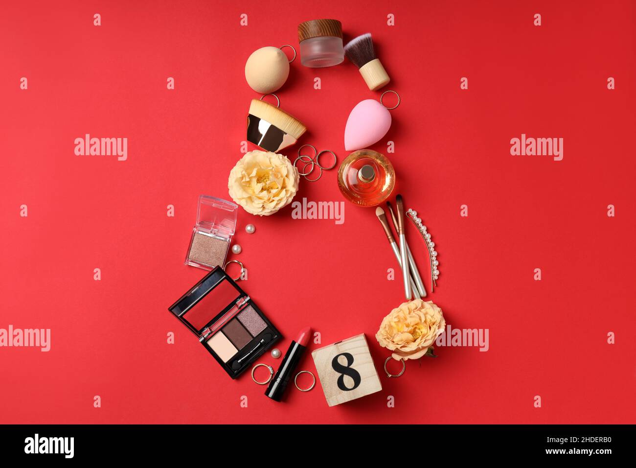 Acht märz Konzept auf rotem Hintergrund, Draufsicht Stockfoto