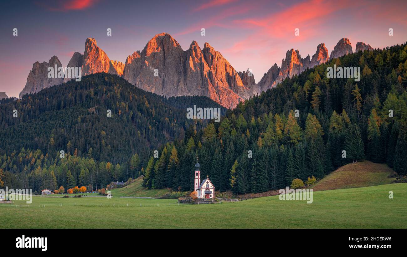 Herbst in den Alpen. Panoramabild der zauberhaften Dolomiten in einem wunderschönen Tal des Val di Funes, Südtirol, italienischen Alpen bei Herbstuntergang. Stockfoto