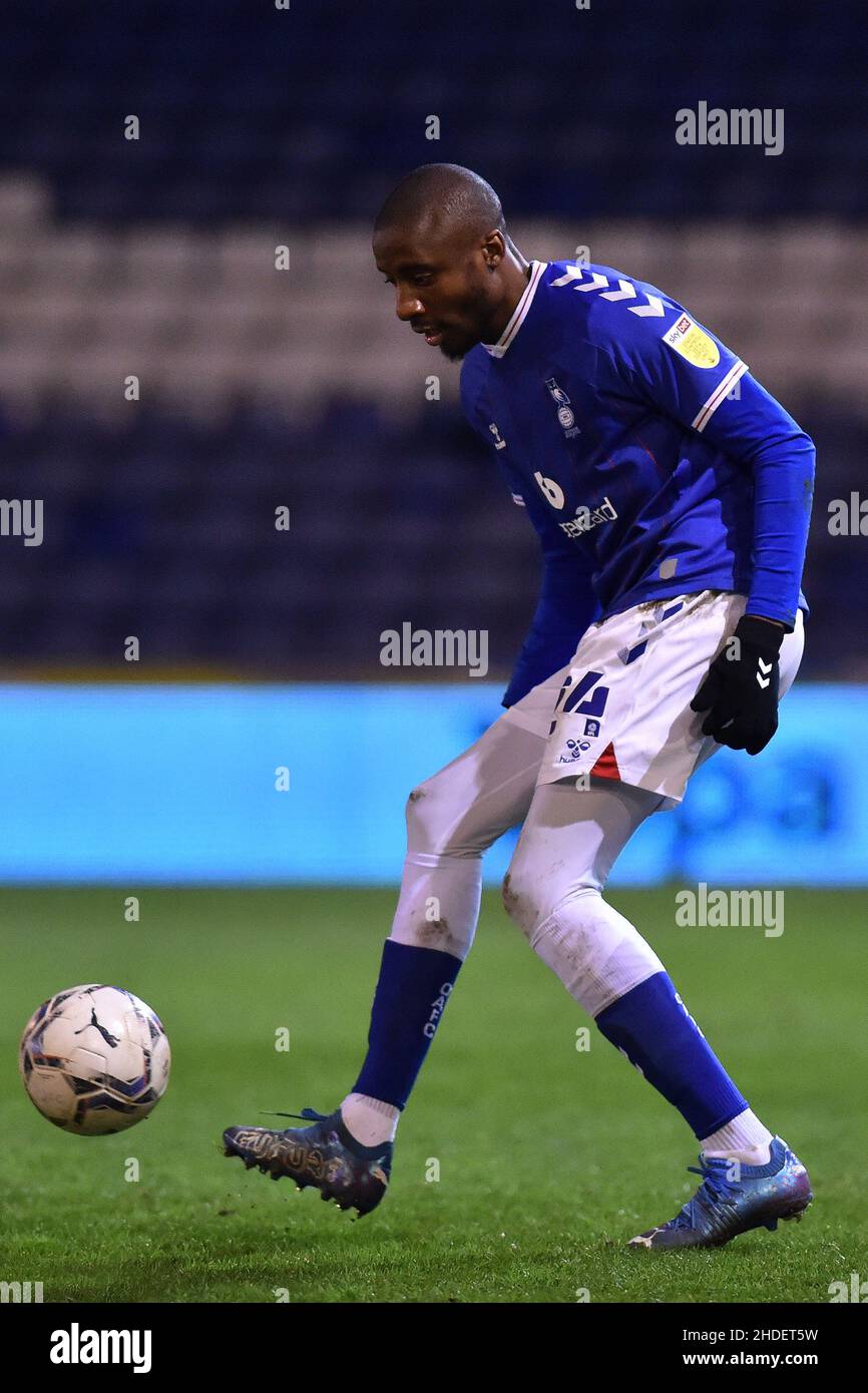 OLDHAM, Großbritannien JAN 4th Dylan Bahamboula von Oldham Athletic während des dritten Spiels der Papa John's Trophy zwischen Oldham Athletic und Wigan Athletic am Dienstag, den 4th. Januar 2022 im Boundary Park, Oldham. (Kredit: Eddie Garvey | MI Nachrichten) Kredit: MI Nachrichten & Sport /Alamy Live Nachrichten Stockfoto