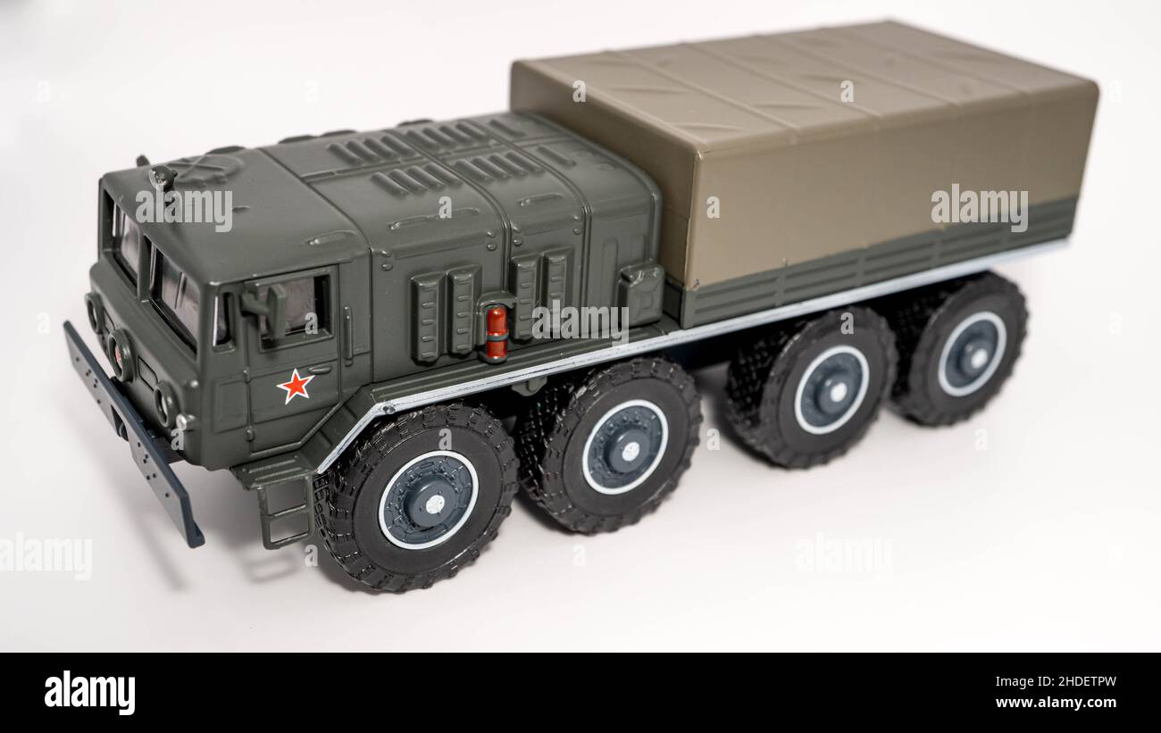 Nahaufnahme eines Miniatur-Artillerietraktors MAZ-535 der sowjetischen Armee, isoliert auf weißem Hintergrund Stockfoto