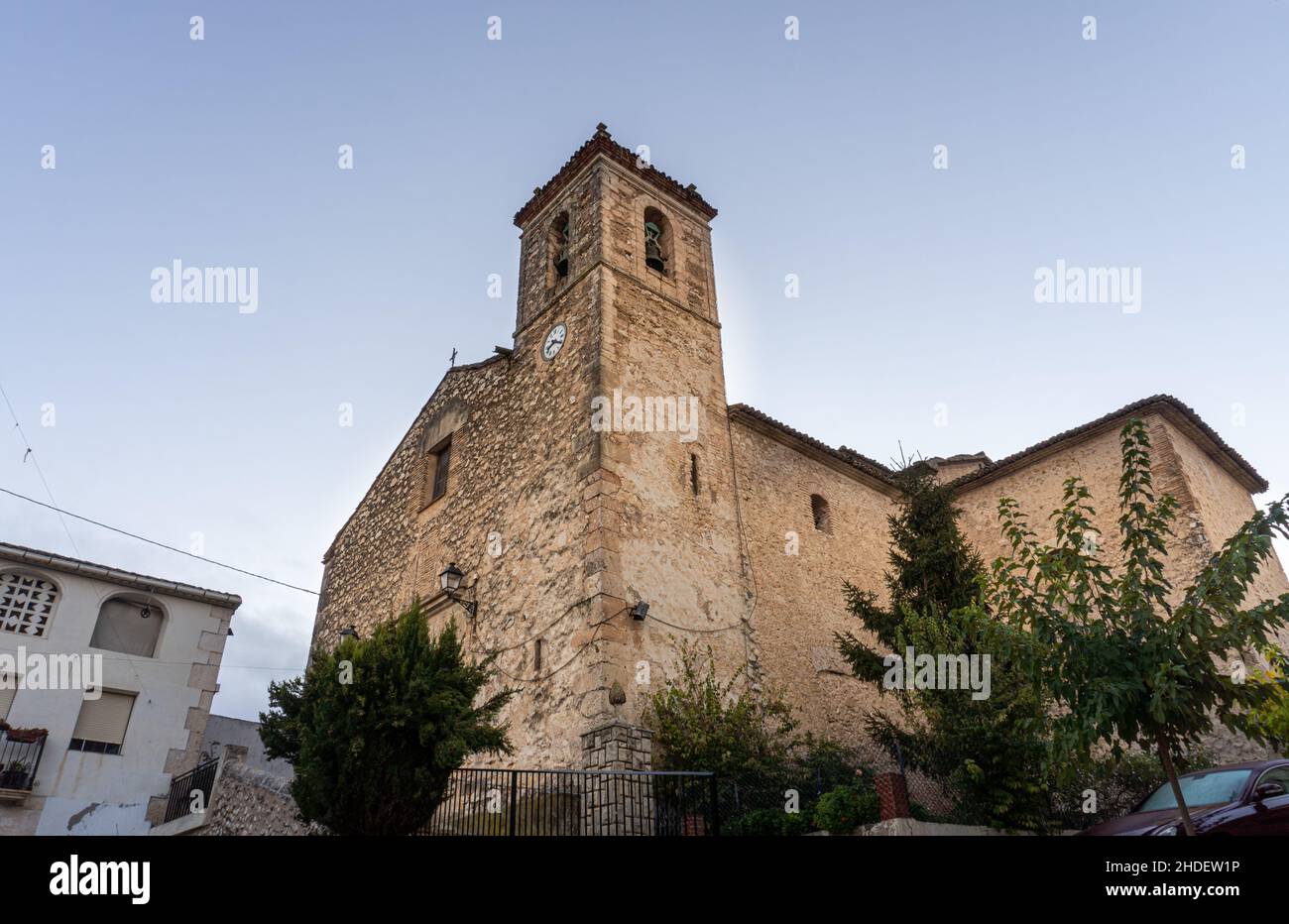 Blick auf eine alte romanische Kirche aus Stein Stockfoto