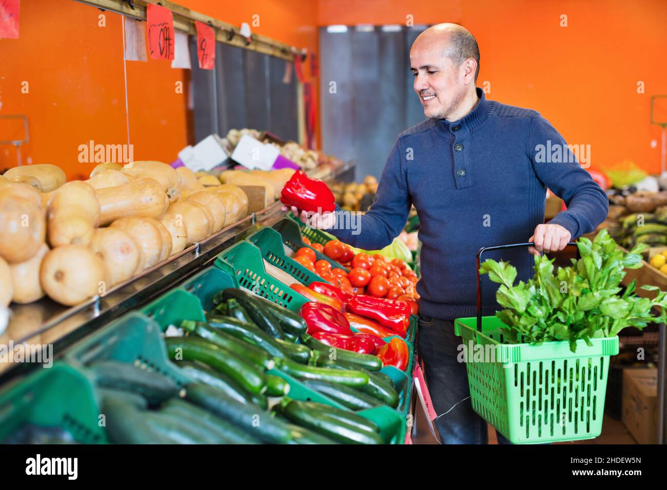 Portrait von reifer Mann Einkauf saisonale Gemüse in Farm Food Store Stockfoto