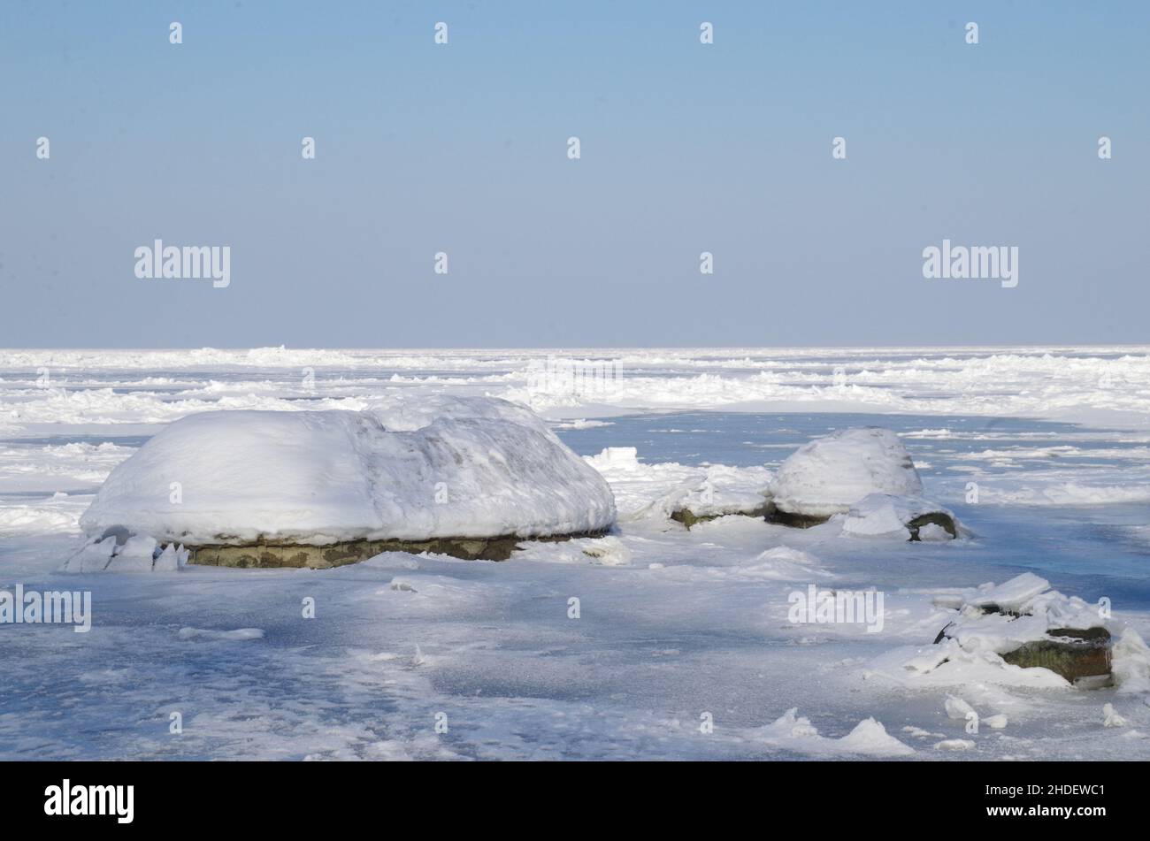 Schneebedeckte Felsen in einem gefrorenen See Stockfoto