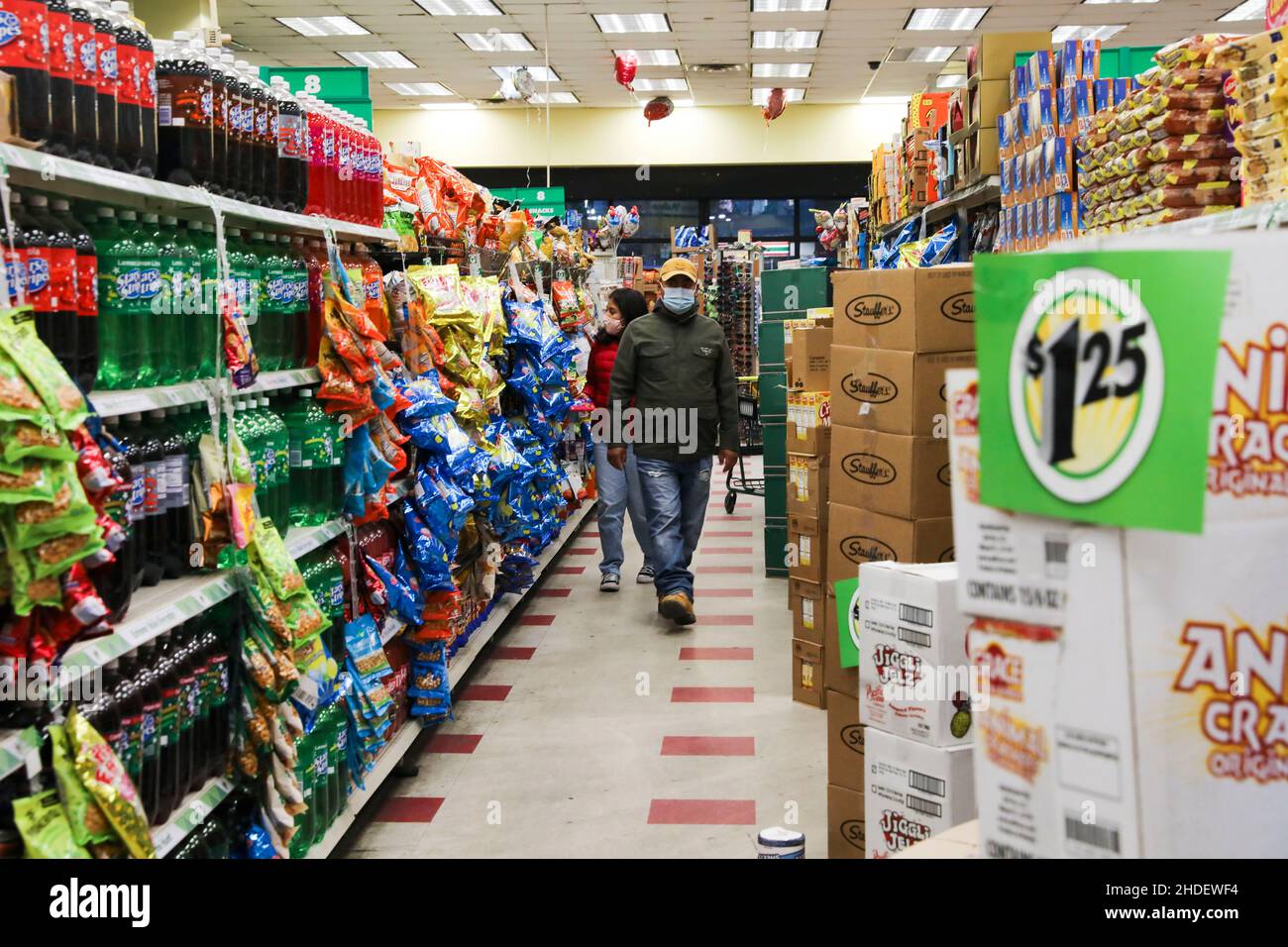 (220106) -- WASHINGTON, 6. Januar 2022 (Xinhua) -- Kunden kaufen in einem Dollar Tree-Geschäft in New York, den Vereinigten Staaten, 26. November 2021. (Xinhua/Wang Ying) Stockfoto