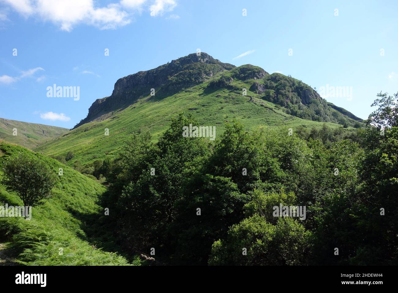 The Wainwright 'Eagle Crag' From the Coast to Coast Path (C2C) in der Nähe von Stonethwaite in Borrowdale, Lake District National Park, Cumbria, England, Großbritannien. Stockfoto