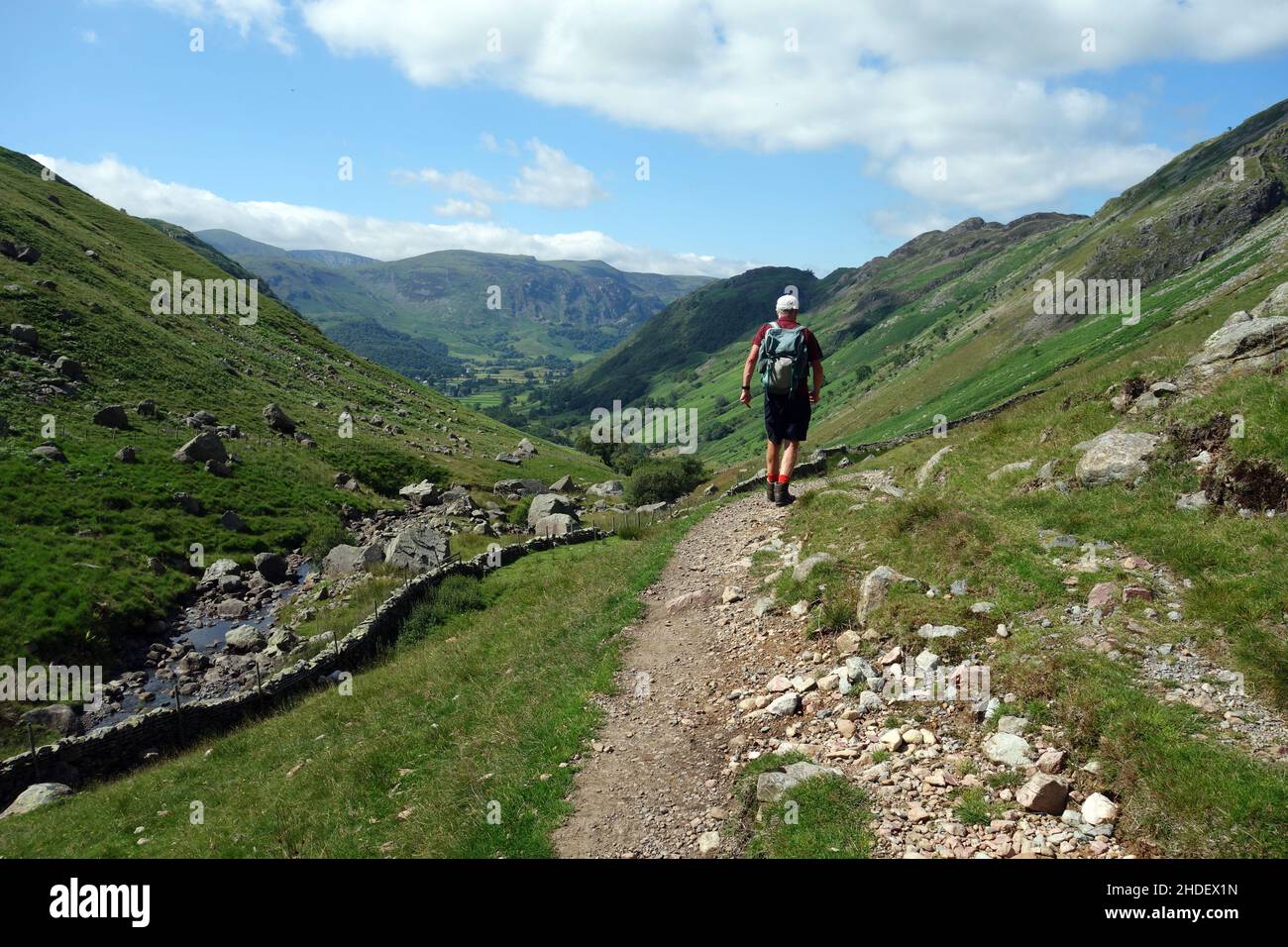 Lone man Walking on the Coast to Coast Path (C2C) near Greenup Gill in Borrowdale, Lake District National Park. England, Großbritannien. Stockfoto