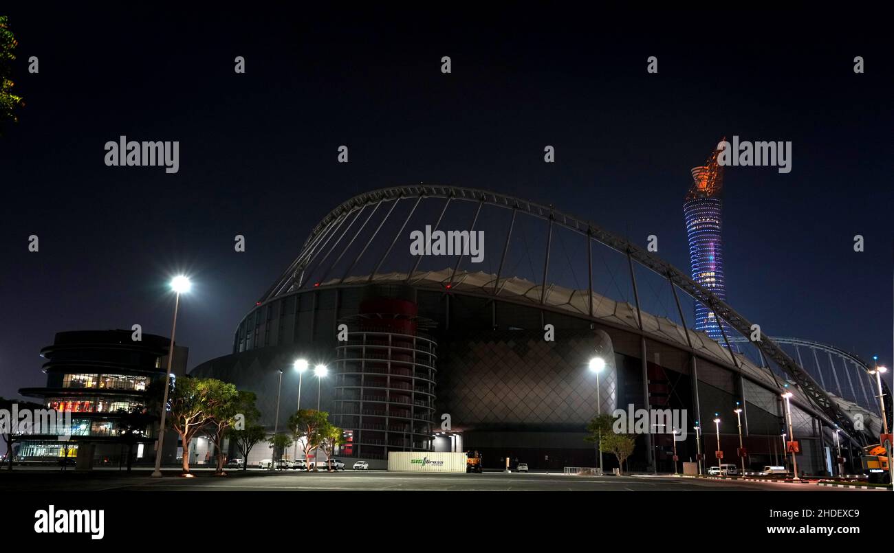 Allgemeiner Blick vor dem Khalifa-Stadion in Doha, Katar mit dem Fackel Hotel hinter dem Stadion. Aufgenommen in der Nacht im Aufbau der FIFA Fußball-Weltmeisterschaft 2022. Foto von MB Media 14/12/2021 Stockfoto