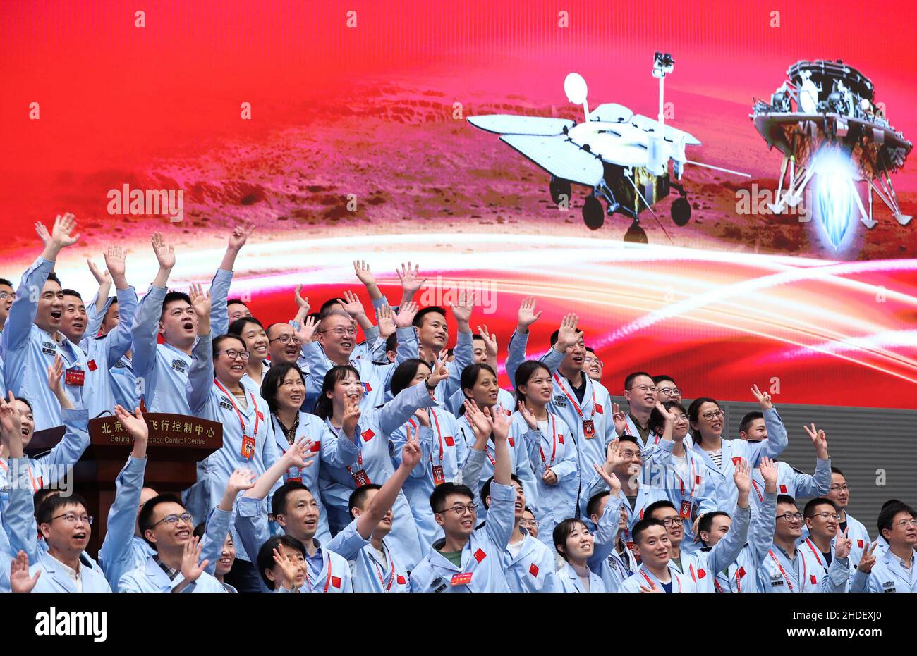 Peking, China. 15th. Mai 2021. Technische Mitarbeiter feiern, nachdem die chinesische Sonde Tianwen-1 erfolgreich auf dem Mars im Beijing Aerospace Control Center in Peking, der Hauptstadt Chinas, gelandet ist, 15. Mai 2021. Quelle: Jin Liwang/Xinhua/Alamy Live News Stockfoto